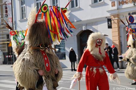 Kamnik so obiskali koranti iz Zamušanov pri Ptuju in v mestno jedro privabili nepregledno množico, željno ogleda tradicionalne pustne šege (32)